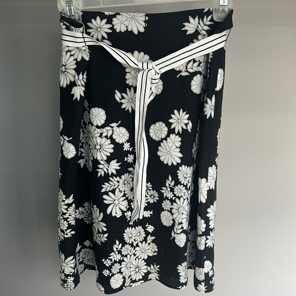 EMERGENCY EXIT size 7 Floral Black and White Skirt with Belt